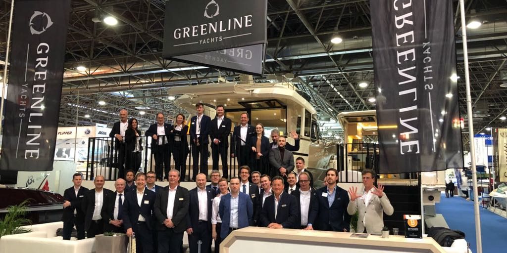 News – Dealer of the Year Awards 2017 You see a picture of Boot Düsseldorf. There are a lot of people posing for the picture who representing the partners of Greenline yachts all over the world. Greenline Yachts is presenting "The Winner of the Greenline Dealer of the Year awards". Boat show.